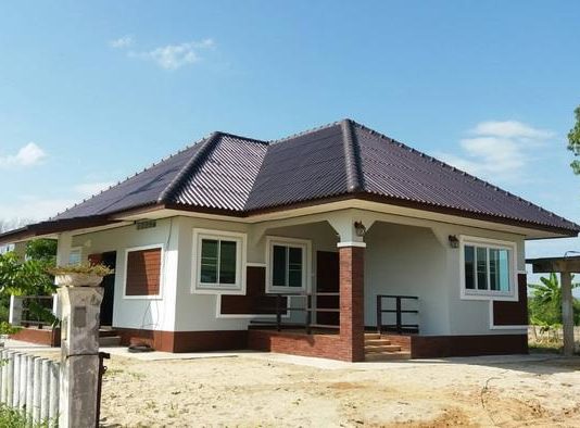บ้านเดี่ยวชั้นเดียวหลังคาปั้นหยา ทั้งหมด 2 ห้องนอน 2 ห้องน้ำ 1 ห้องครัว 1 งบก่อสร้างอยู่ที่ 900,000 – 1,000,000 บาท