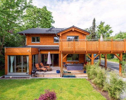 บ้านไม้สองชั้น ตกแต่งภายในสวยงาม ชั้นบนมีระเบียงกว้าง