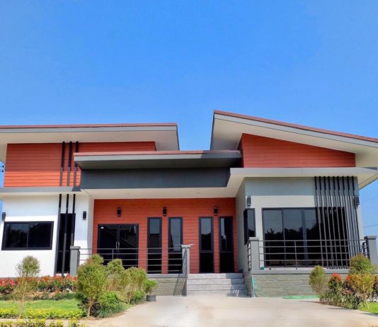 แบบบ้านชั้นเดียวสไตล์โมเดิร์น สร้างด้วยรูปทรงเป็นเอกลักษณ์ โดดเด่นด้วยโทนสีที่ลงตัว