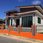 บ้านชั้นเดียวแนวโมเดิร์น ผนังผนังภายในผสมผสานปูนเปลือย พื้นที่ใช้สร้อย 128 ตรม