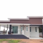 บ้านชั้นเดียวยกพื้น สไตล์โมเดิร์น มีระเบียงกว้างๆ พื้นที่ใช้สร้อย 210 ตรม