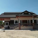 บ้านพักอาศัยชั้นเดียวยกพื้น สไตล์ไทยประยุกต์หลังคามะนิลาผสมจั่ว